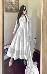 Nuevo Diseño Exclusivo de Vestido Largo Anarkali Estilo Indio y Pakistaní en Georgette para Fiestas con Bordado Pesado - Product Image 2