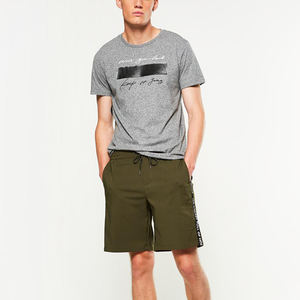 Shorts de sport pour homme, séchage rapide, design athlétique, taille élastique, respirant, anti-plis, caractéristiques de fitness, poche latérale, mi-longueur - Product Image 1