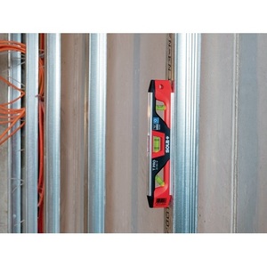 Nivel de burbuja SOLA Torpedo T PRO 23 cm, aluminio/plástico ABS, rojo/negro, precisión de 1 mm/m - Product Image 4