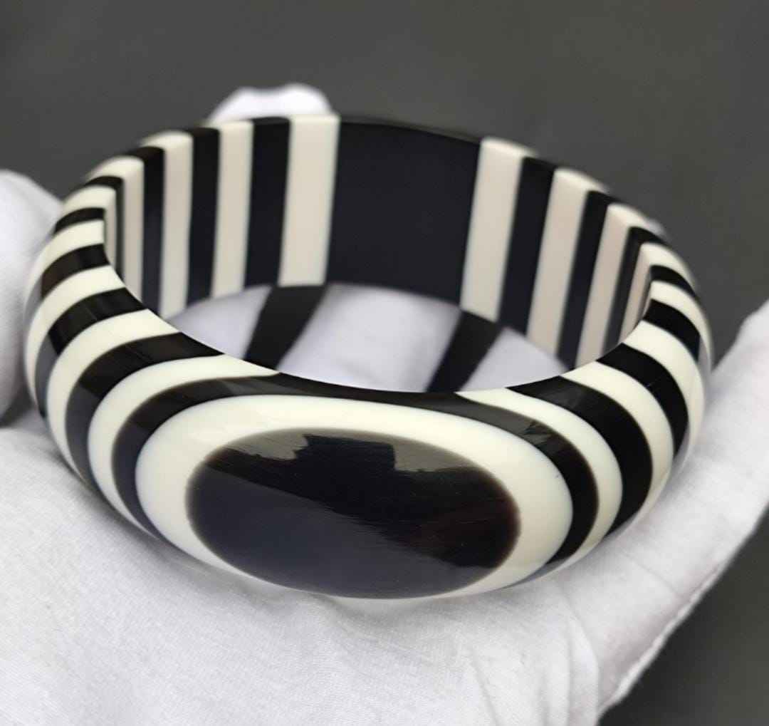 สีขาวสีดำสีเขียว yallow