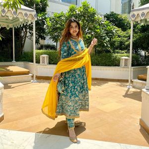 Long Kurtis avec coupe centrale pour les femmes tissus en coton indien bas prix pas cher Kurtis en gros imprimé Kurti avec pantalon commande en gros - Product Image 3