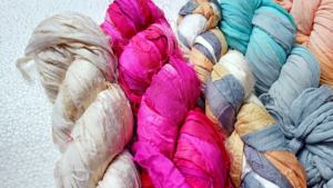 เส้นด้ายริบบิ้นผ้าไหมส่าหรีสีเดียวงานตามสั่งสำหรับงานถักโครเชต์และสิ่งทอผ้าซาร์ริซิลค์ย้อมสีรีไซเคิลขนาด100กรัมงานฝีมือ - Product Image 2