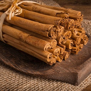 Corteza de canela cruda seca de origen vietnamita para té de hierbas al mejor precio rollos de palo de hierba de Casia - Product Image 1