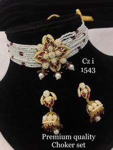 Exquisito conjunto de joyas de mosenita Kundan, collar y pendientes llamativos diseñados para bodas, recepciones y grandes eventos - Product Image 5