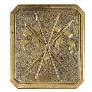 Probablemente se trata de un insignia uniformaria o placa de cinturón con lances cruzadas o banderas. - Product Image 1