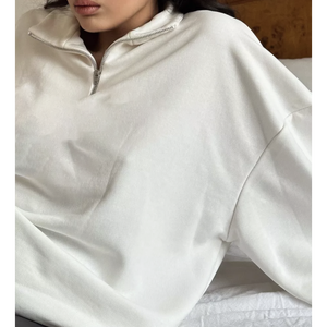 Top Atlético recortado suave para mujer con cremallera en cuarto, transpirable, antiarrugas, estilo deportivo informal, posición frontal con logotipo - Product Image 3