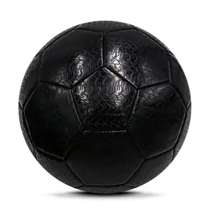 Ballons de football de rue noirs en caoutchouc de haute qualité Impression de logo personnalisé Taille personnalisée ballon de football Qualité cousue à la machine