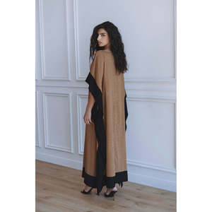 Vestido Kaftán Largo de Gasa en Color Moca Dune - Cintura Natural Discreta, Cuello Barco Transpirable, Ideal para Fiestas, Tallas XS/SM/L - Product Image 6