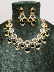Ensemble collier et boucles d'oreilles Émeraude Grâce Royale, confectionné avec des pierres ovales de qualité supérieure en émeraude verte. - Product Image 3