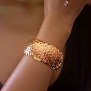 Bracelet manchette large ajustable en laiton pur 100% fait main, motif floral moderne, cadeau pour maman, artisanat MS - Product Image 2