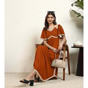 Robe longue décontractée d'été Deebaco pour femme en rayonne, style bohème, avec détails contrastants, col licou cœur, manches courtes, coupe classique, dentelle - Product Image 1