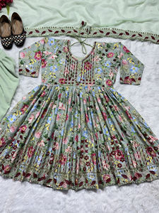 Venta caliente nuevo diseñador indio y pakistaní étnico Salwar Kameez con trabajo manual parte superior inferior y Dupatta incluido en el precio - Product Image 2