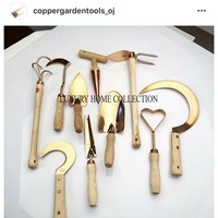 Ensemble d'outils de foyer de forgeron de style vintage avec poignées décoratives en fer forgé pour la gestion classique des incendies en extérieur
