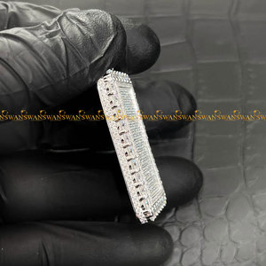 Pendentif en or blanc 10Kt Hip Hop Designer Dogtag fabriqué à partir de diamants ronds et baguettes VVs Clarity Lab Grown pour unisexe - Product Image 3