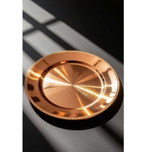 Placa de cargador de metal con acabado dorado, una obra maestra de refinamiento, que hace que cada mesa brille con elegancia y prestigio - Product Image 5