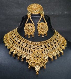 Ensemble de boucles d'oreilles collier bague avec plaqué or 22 carats ensemble de bijoux de style de luxe à vendre par les exportateurs indiens - Product Image 2