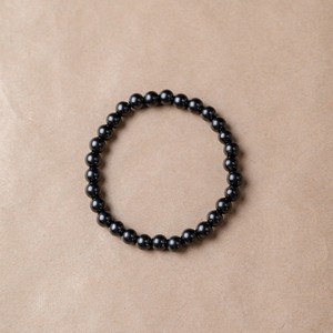 Bracelet en shungite avec 30 perles rondes polies de 0,24 po (6 mm) sur élastique, taille 16-17 - Product Image 2