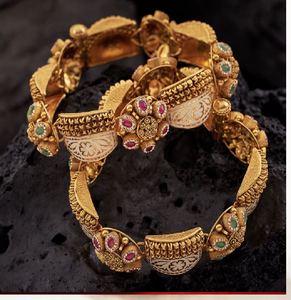 Bracelet en laiton avec de grands sertis circulaires de pierres de couleur émeraude et blanche. Disponible à prix de gros. - Product Image 3