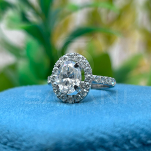 แหวนมอสซาไนต์ทรงรีไร้สีประดับเพชรรอบวง ตัวเรือนเงินแท้ 925 เครื่องประดับเจ้าสาวงานหมั้นงานแต่งงานสุดหรูสำหรับผู้หญิง - Product Image 1