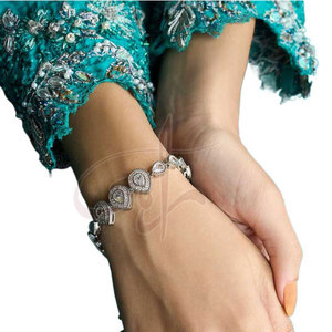 Bracelets délicats en perles polies aux tons neutres, dégageant un charme apaisant, légers et adaptatifs - Product Image 3