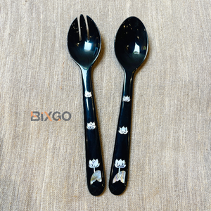 Boucles d'oreilles tendance en acier inoxydable, faites à la main, avec gravure florale sur manche, durables et écologiques, lot de 2 - Product Image 1