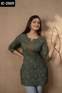 Tops estampados de algodón de uso étnico indio para colecciones regulares y de oficina con tallas grandes disponibles, Kurtis cortos elegantes - Product Image 5