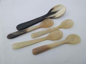 Juego de cuchara de cuerno artesanal único creado a partir de materiales de cuerno natural perfecto para cocinas de granja y amantes de la decoración rústica - Product Image 6