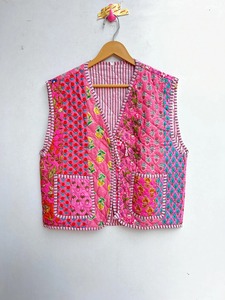 Chaleco Burfi de Patchwork Suave y Cómodo, Chaleco Unisex Bohemio Acolchado Hecho a Mano, Color Durazno, 100% Algodón, con Cordón Ajustable - Product Image 4