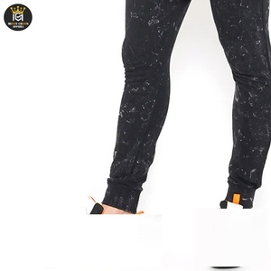 Pantalones de chándal clásicos para hombre con lavado ácido con ajuste relajado y bolsillos laterales profundos Joggers de lavado ácido suave con aspecto de ropa de calle elegante - Product Image 6
