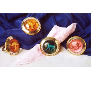 Anneau de serviette rond en laiton avec motif en relief, plaqué or brillant, porte-serviettes pour décoration de table de mariage - Product Image 1