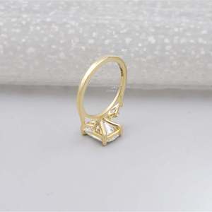 Anillo de Compromiso Certificado por IGI con Diamante de Corte Cojín y Piedra Lateral en Forma de Cometa de Oro Amarillo - Product Image 5