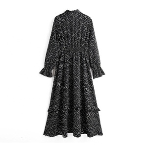 Robe trapèze en mousseline de soie à pois, noire et blanche, style oriental traditionnel, avec col à nœud papillon vintage et imprimé contrastant, manches longues, longueur genou - Product Image 2