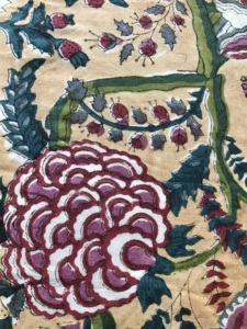 Tela de Algodón Estampada a Mano con Diseño Floral de Vid Multicolor Inspirado en la Mughal sobre Base Beige - Product Image 2