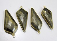 Colgante de Pirita Natural Hecho a Mano de Alta Calidad, Facetado en Forma de Punta de Flecha de 15x35mm, Conector con Aro Individual y Bisel de Latón Dorado