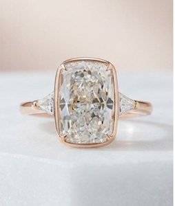 Bague de fiançailles classique pour femme en or blanc 18 carats avec pierre latérale triangulaire allongée taille coussin de 2,00 carats, certifiée IGI, cultivée en laboratoire - Product Image 2