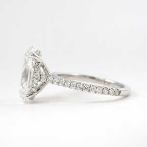 แหวนหมั้นเงินแท้ 925 ประดับเพชรโมอิสซาไนต์ทรงรูปไข่ ดีไซน์วงแหวนซ่อนประดับ สง่างาม - Product Image 4