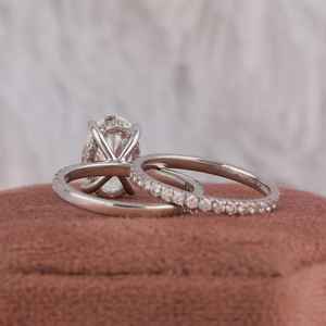 Ensemble de bagues de fiançailles Halo caché en diamant de laboratoire de coupe ovale, cadeau d'alliance en diamant rond assorti - Product Image 4