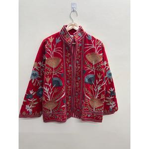 Veste en velours matelassée réversible Gulbagh, rouge cramoisi, style Suzani à points de chaînette, manteau d'automne-hiver, longueur courte, style universitaire et bohème - Product Image 1