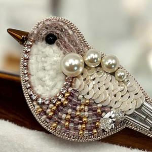 Broches brodées à la main avec des perles de graines, design papillon, broches en perles pour les mariages, options de conception personnalisées par glowin fashion - Product Image 6