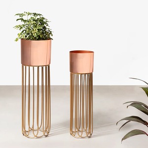 Disponible macetas de metal hechas a mano exclusivas de alta calidad elevar su espacio con diseños de moda maceta colgante - Product Image 1