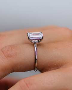 Anillo de compromiso de moissanita con corte esmeralda de 10x8mm | Solitario clásico con acentos | Joyería fina de Boda nupcial OEM - Product Image 2