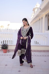 Salwar Kameez de Terciopelo con Bordado Intenso de Zari - Product Image 3