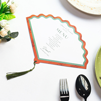 Tarjeta de menú de boda con estilo de abanico elegante con diseño de borde adornado y decoración colgante de borla para eventos de boda
