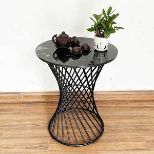 Table basse d'extérieur avec plateau en pierre durable et pieds ronds en fer pour la terrasse, la plage ou les repas en plein air - CFD68133 - Product Image 3