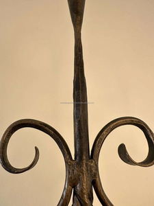 Bougeoir antique vintage à 3 bougies |   Finition en fer forgé noir et or |   Modèle de designer en métal fait à la main - Product Image 3