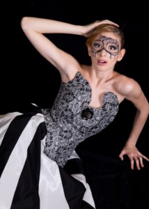 Jupe asymétrique élégante en taffetas avec appliques en dentelle, longueur genou, pour soirée, fabriquée en Italie, anti-statique naturel - Product Image 5