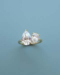 Bague Toi et Moi en Moissanite taille poire 6x4mm et 5x7mm, deux pierres, plaqué or jaune, bijoux de fiançailles et de mariage pour femmes, vente en gros - Product Image 4