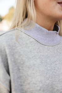 Sweat-shirt à col montant réversible surdimensionné en couleur gris avec impression sérigraphique personnalisée, haut décontracté à manches longues pour femmes - Product Image 3