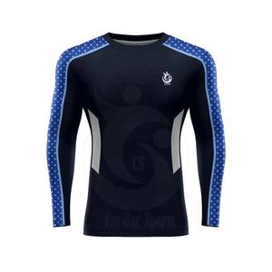 เสื้อกีฬาแขนยาวแบบรัดรูป UPF 50 + สำหรับผู้ชายเสื้อออกกำลังกายพิมพ์โลโก้ตามสั่งสำหรับกีฬาว่ายน้ำโต้คลื่น MMA เสื้อป้องกันเด็กผู้ชาย - Product Image 2