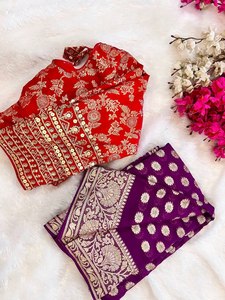 Banarasi Style Karva Chauth & Wedding Anniversary Special Digital Printed Long Length Saree con pieza de blusa de contraste para novia - Product Image 6